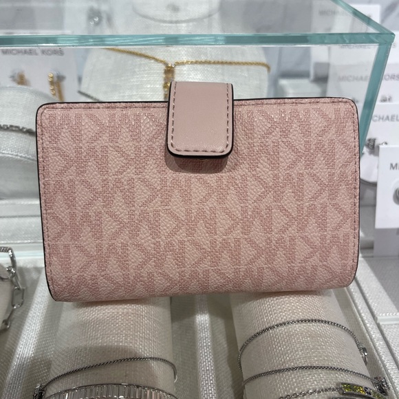 MICHAEL KORS Jet Set Medm Signature Logo BiFold Zip CN Wallet
Powder Blush 
NWT - Picture 13 of 16
